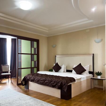 Apartment 5 Almaty Bagian luar foto