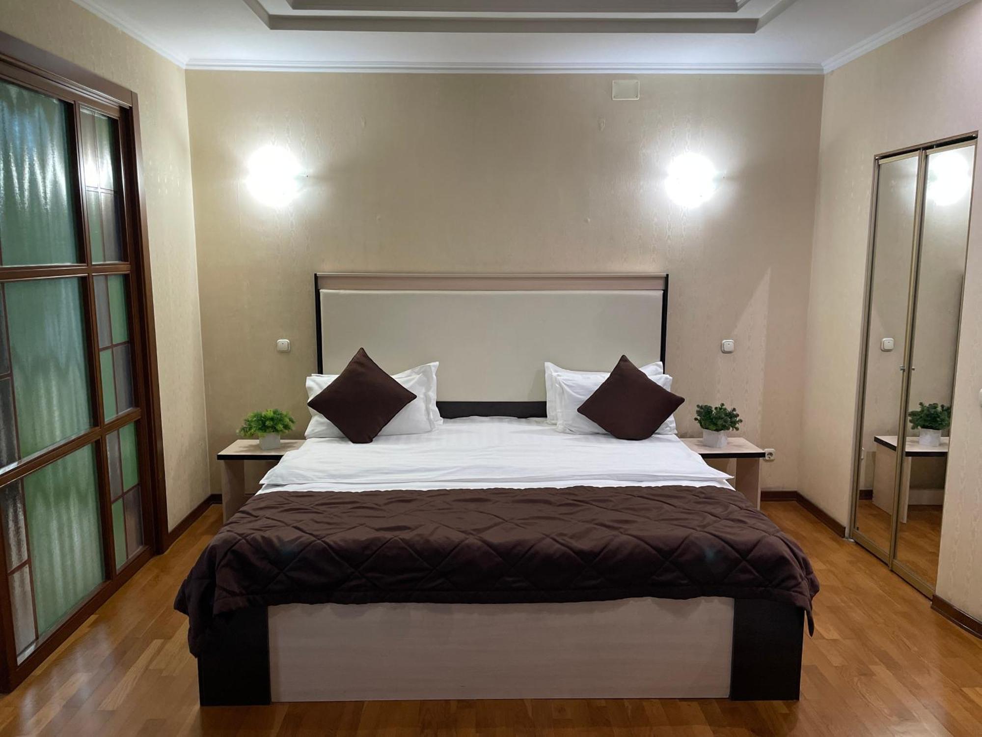 Apartment 5 Almaty Bagian luar foto
