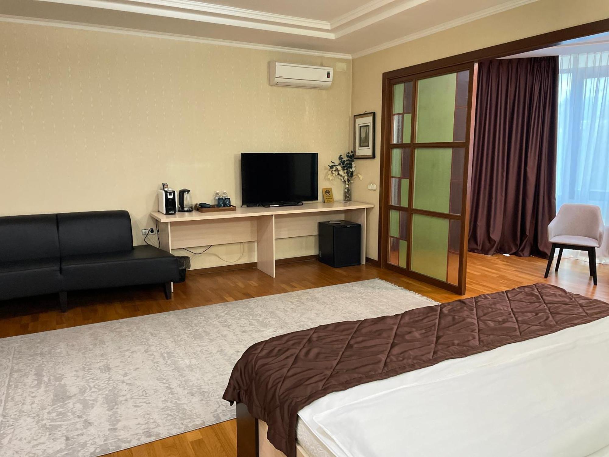 Apartment 5 Almaty Bagian luar foto