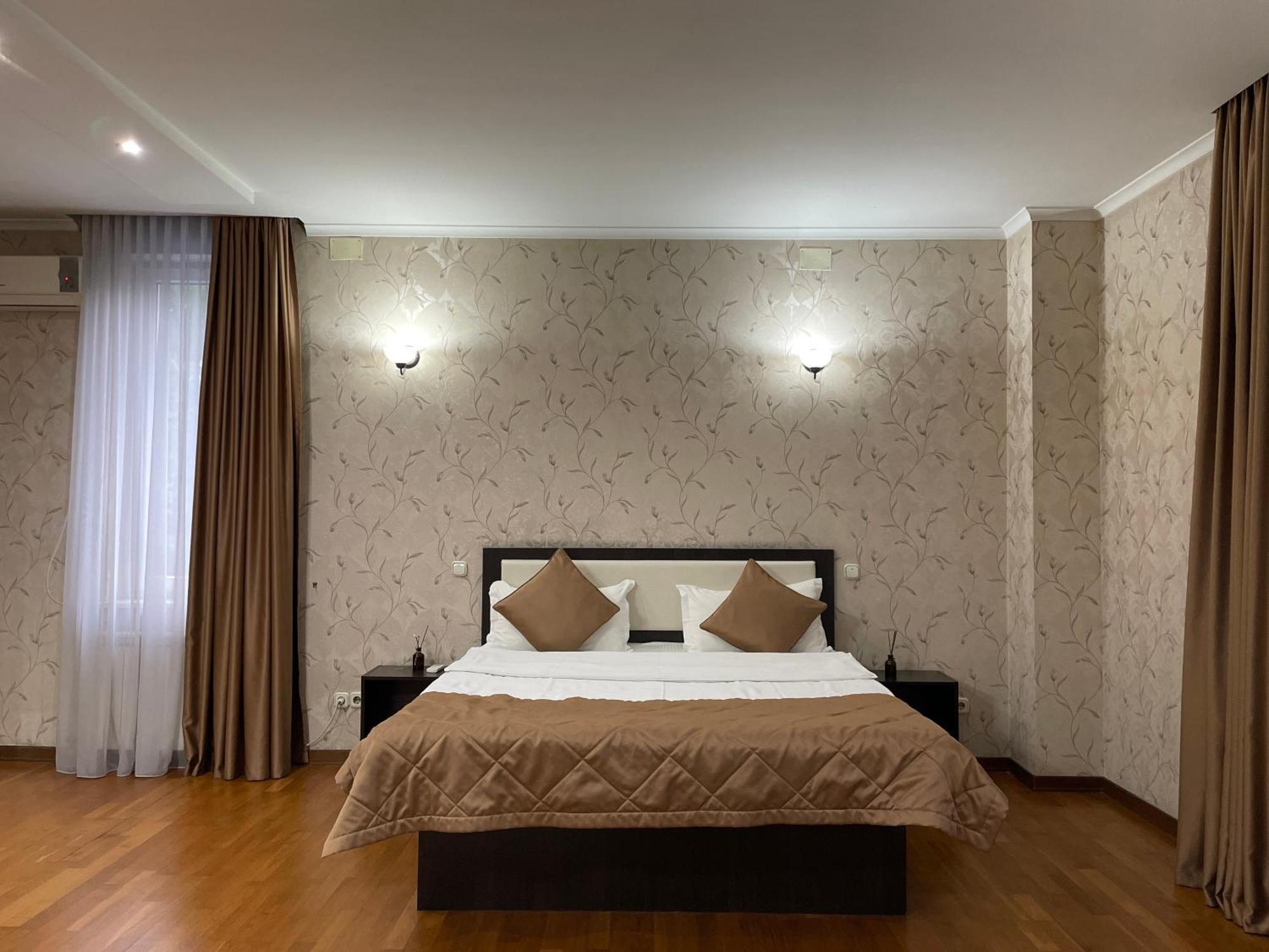 Apartment 5 Almaty Bagian luar foto