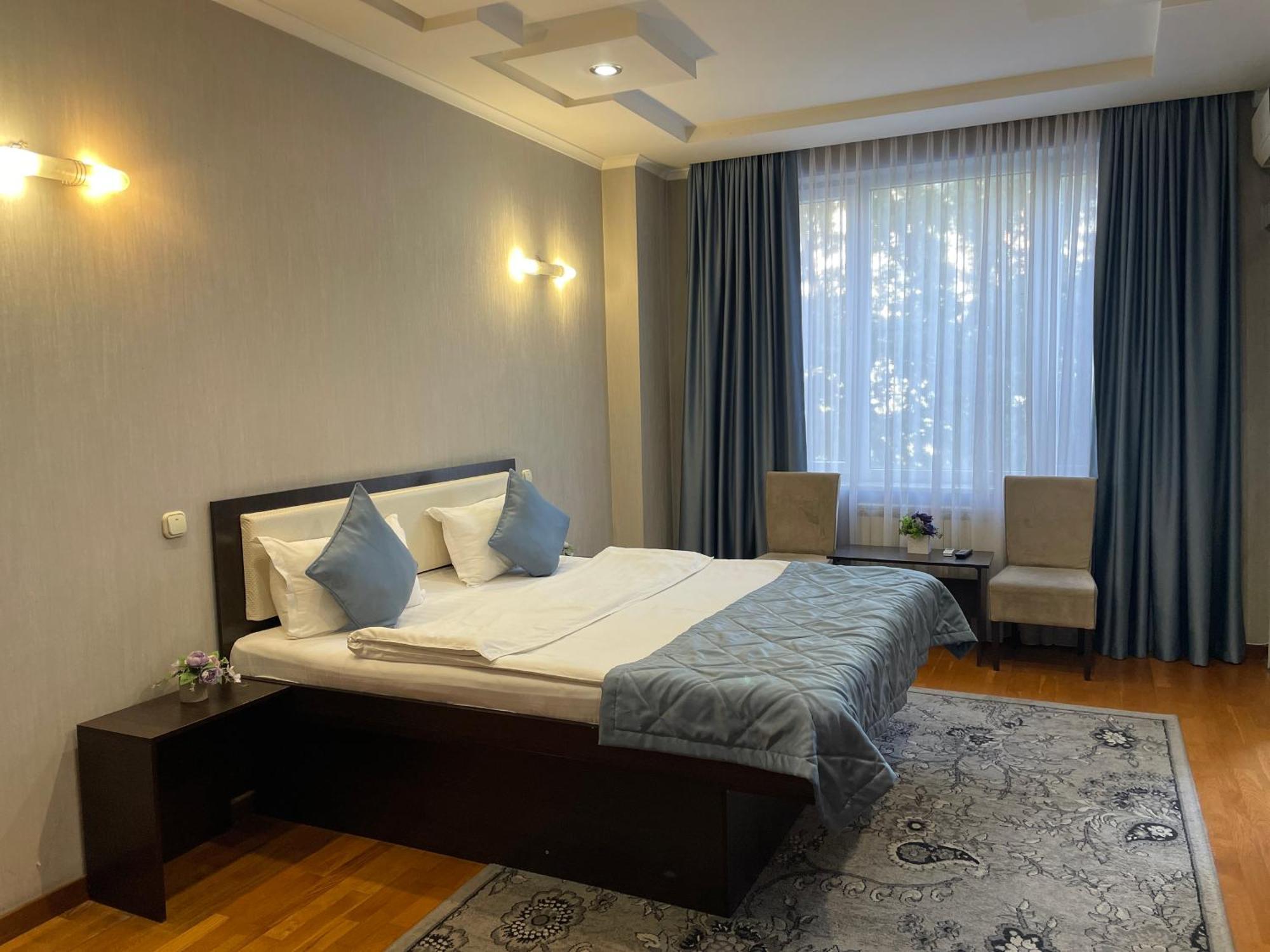 Apartment 5 Almaty Bagian luar foto
