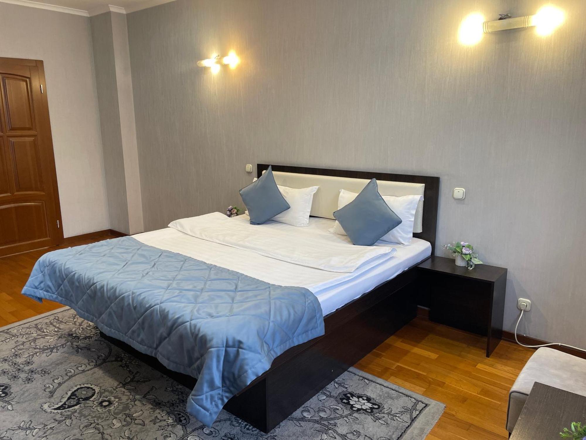 Apartment 5 Almaty Bagian luar foto