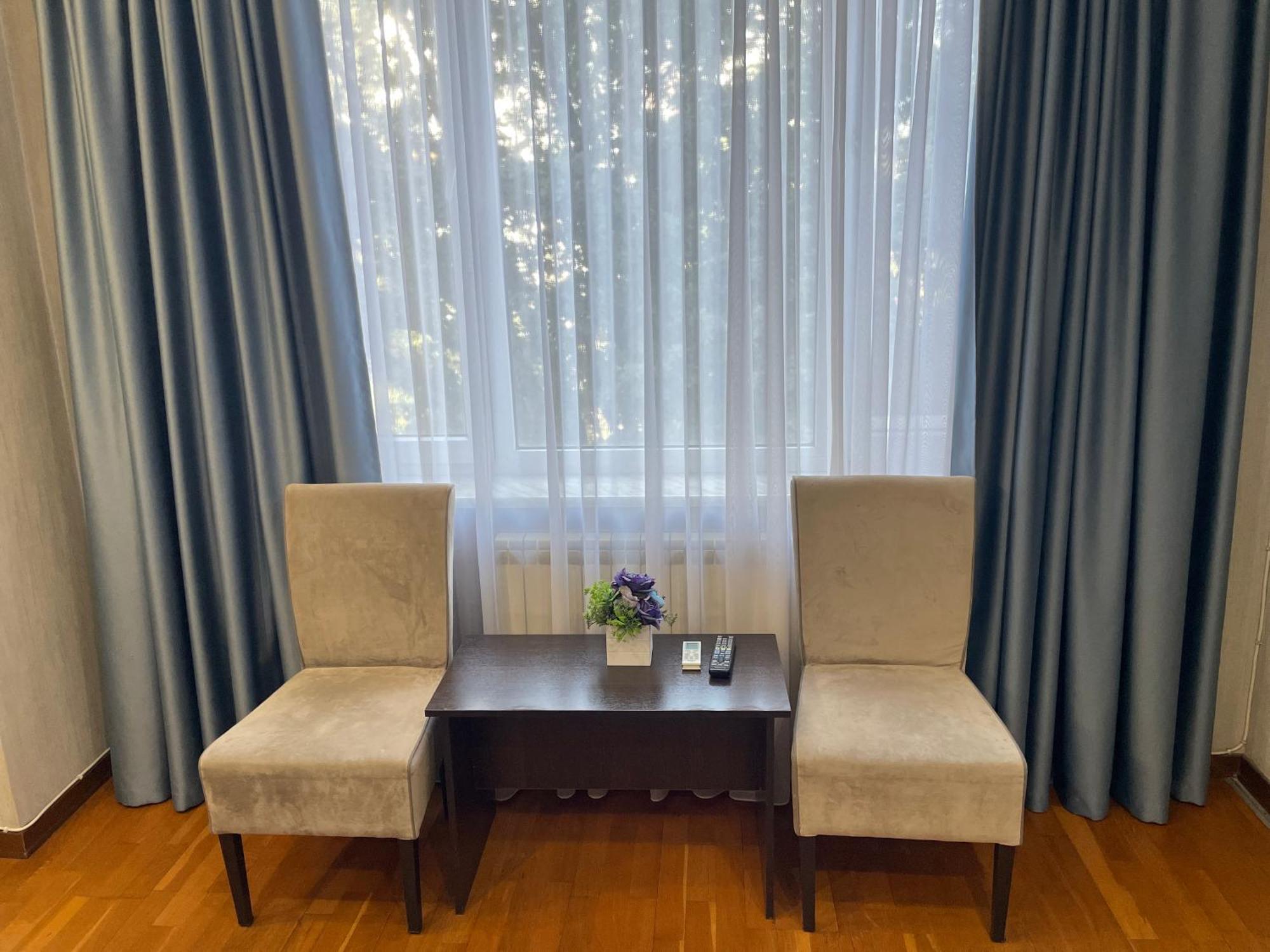 Apartment 5 Almaty Bagian luar foto