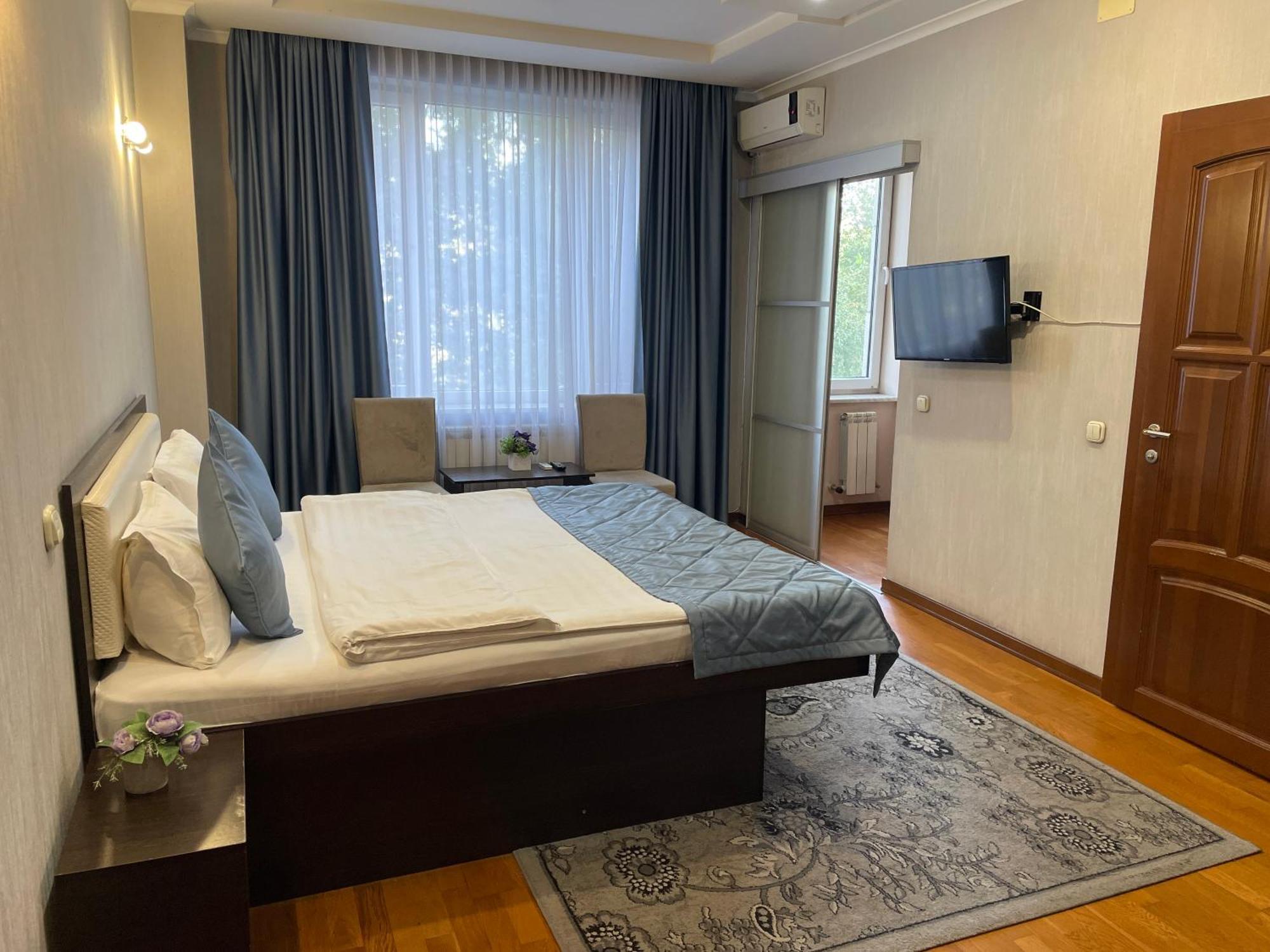 Apartment 5 Almaty Bagian luar foto